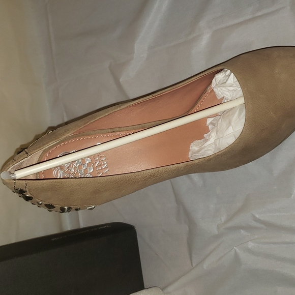 💣Vince Camuto Tan Muted Silver Stud Heels size 10M - Picture 8 of 8